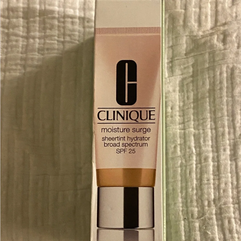 Clinique Moisture Surge Sheertint Hydrator Broad Spectrum SPF 25 Universal Deep